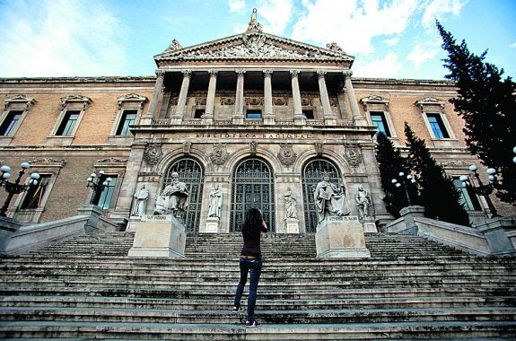 Entrada del edificio en el paseo de Recoletos. 
