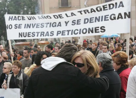 Familiares y amigos de los fallecidos en una concentración de protesta en Valencia. :: juanjo monzó
