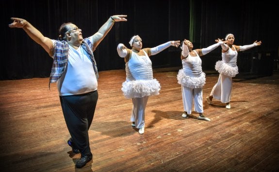 Juan Miguel Mas y tres bailarinas ensayan 'El lago de los cisnes' en el Teatro Nacional de Cuba.ADALBERTO ROQUE/AFP