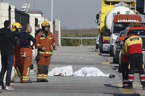 Efectivos de los servicios de emergencias junto a los cuerpos de las dos personas fallecidas. :: efe/Kai Försterling