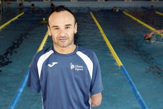 Ricardo Ten, en la piscina de Campanar, gestionada por FESA y donde se entrena a diario. :: irene marsilla