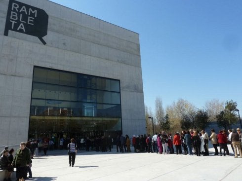 Colas a la entrada del centro cultural La Rambleta. :: lp