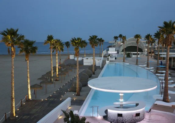 Parte del Marina Beach, presidida por una imponente piscina junto a la playa. :: jesús signes