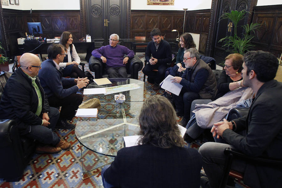 Ribó reunido con vecinos del Cabanyal.