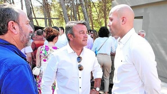 Los alcaldes de Xàbia y Teulada, José Chulvi y Carlos Linares, en la inauguración de la planta potabilizadora construida en Parcent. ::