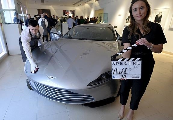 Salen a subasta un Aston Martin y otras piezas de James Bond