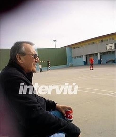 Carlos Fabra, tomándose un refresco, en el patio de la cárcel.