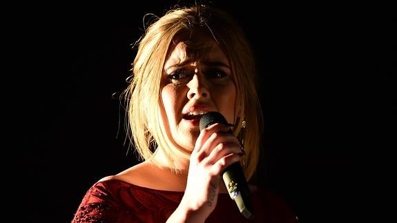 La cantante Adele durante su actuación en los Grammy.