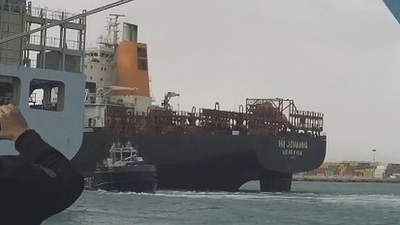 Remolcadores de la empresa Boluda Corporación durante su intervención en el puerto de Valencia.