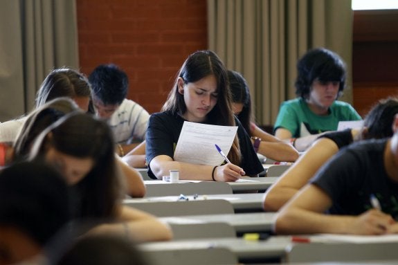 Alumnos que concurrieron a las Pruebas de Acceso a la Universidad (PAU) durante un examen en el campus de Tarongers. :: irene marsilla