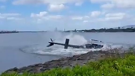 Un helicóptero cae al agua en el Puerto de Pearl Harbor