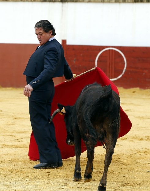 El Soro, en plena faena de campo. Arriba, junto al ganadero  de El Puig Rafa Azor. 