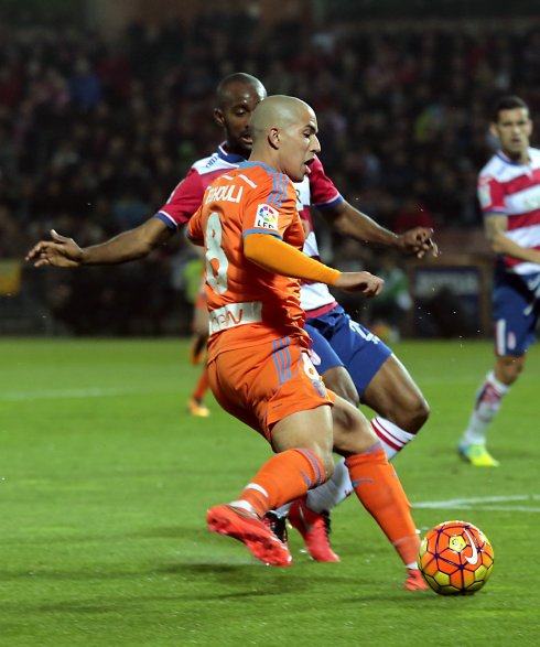 Feghouli encara a Foulquier en una acción del Granada-Valencia.