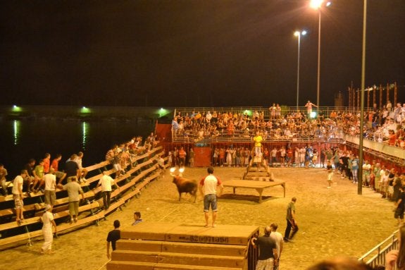 La celebración del bou embolat en las fiestas en honor a la Verge de Loreto que se celebran en el núcleo urbano de Duanes de la Mar en Xàbia. :: Tomás Buigues