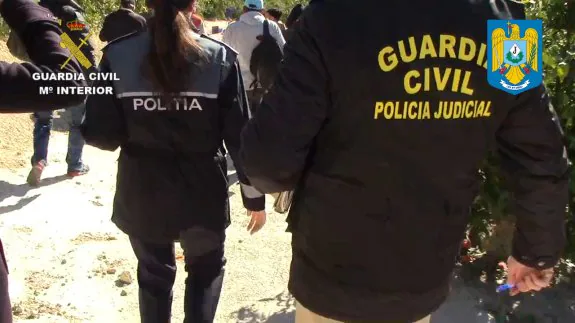 Una policía rumana y una guardia civil en la Pobla de Vallbona. :: lp
