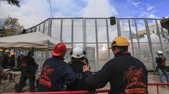 Ambiente de fiesta y pólvora con la primera mascletà