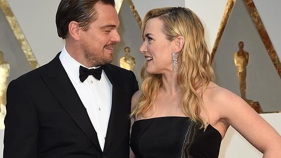 Leonardo DiCaprio y Kate Winslet se reencuentran en la alfombra roja de los Oscar 2016.