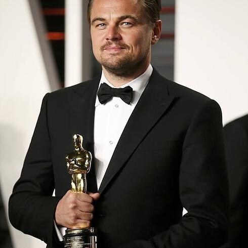 Leonardo DiCaprio posa con su Oscar a Mejor Actor por 'El Renacido'.