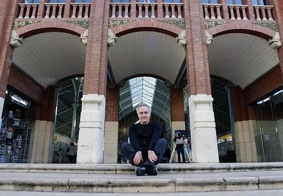 Ferran Adriá, en el mercado de Colón de Valencia. 