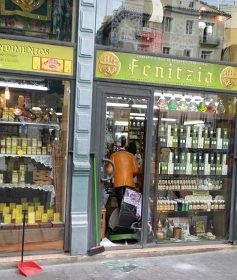 Puerta destrozada por los ladrones en Fenitzia, una de las tiendas asaltadas.