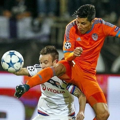 Enzo Pérez durante un partido con el Valencia.