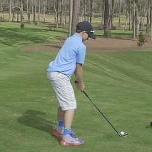 El joven Taylor Crozier antes de golpear la bola.