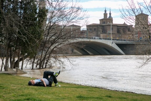 El Ebro, el martes, a su paso por Zaragoza. :: EFE/Javier Cebollada