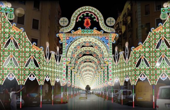 Arcos y túnel de la iluminación de la falla Sueca-Literato que se inaugura el día 11.