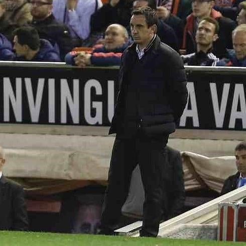 Gary Neville en el partido ante el Atlético en Mestalla.