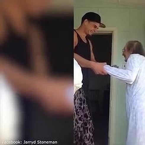 El emotivo baile de una abuela y su nieto.