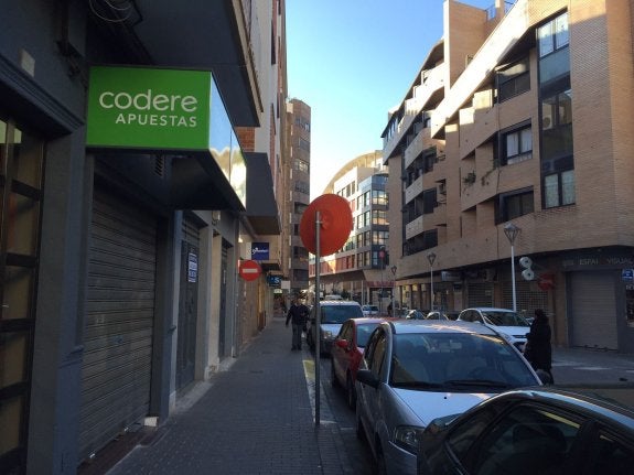 Bar de apuestas de Tavernes que fue asaltado el jueves por unos ladrones. :: lp