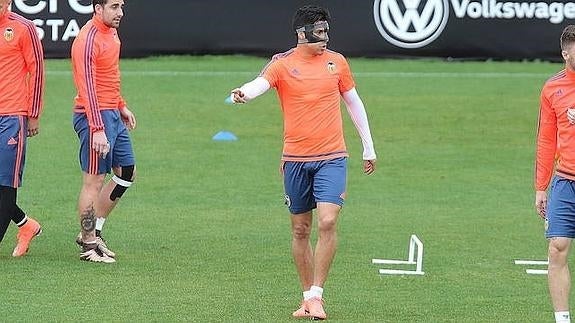 Enzo Pérez durante un entrenamiento con el Valencia.