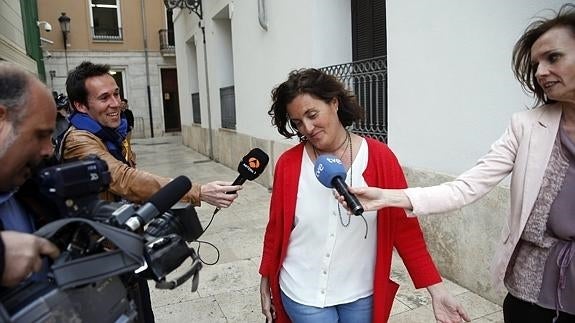 La concejal Beatriz Simón, junto a la puerta trasera de Les Corts.