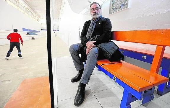 José Manuel García Cerveró 'Jere', en el palquet de baix del trinquet de Pelayo. 