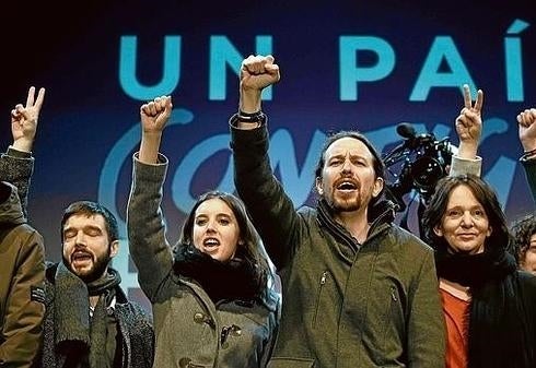 Iglesias saluda al público durante un acto de Podemos . :: CRISTINA QUICLER / afp