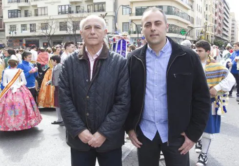 Carlos Carsí y su padre Paco Carsí, exconcejal del PSPV. :: d. torres