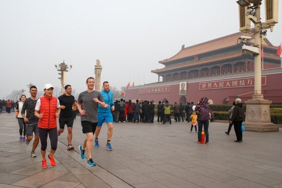 Zuckerberg corre frente a la Ciudad Prohibida.