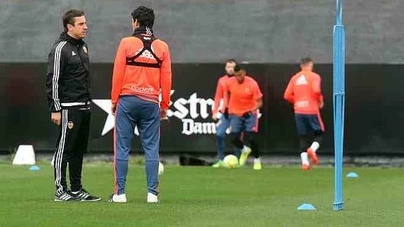 Parejo y Neville charlan durante el entrenamiento.