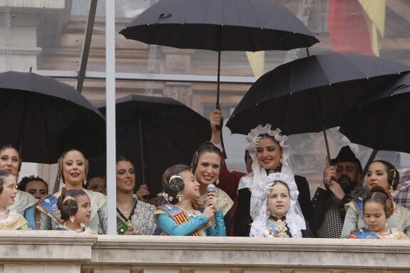 Alicia Moreno y Sofía Soler dan la última orden de estas Fallas al pirotécnico. :: manuel molines