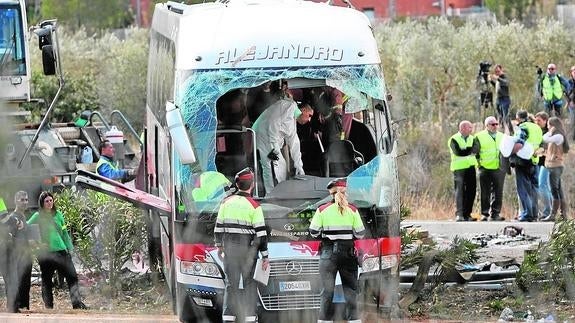 El autobús siniestrado a la altura de Freginals. 