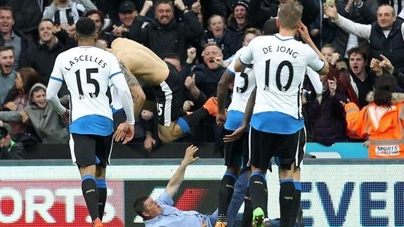 Mitrovic por los aires y el aficionado por los suelos.