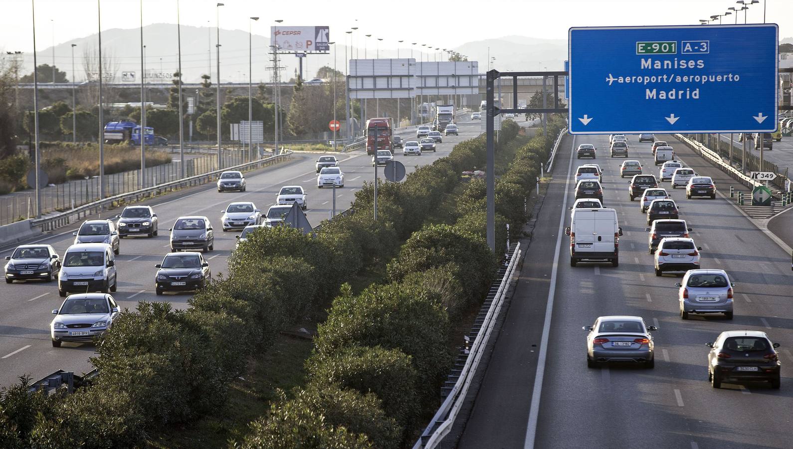 Retenciones de varios kilómetros en la A-7 y la A-3