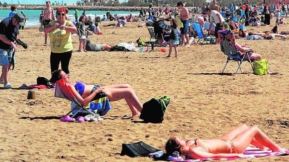 Una de las playas del litoral dianense, ayer, repleta de turistas con ganas de tomar el sol y darse un chapuzón pese a que el agua estaba muy fría.