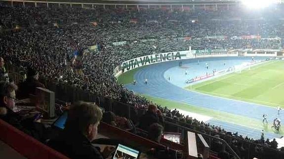 La pancarta insultando al Valencia que permaneció 13 minutos en el fondo norte del estadio.