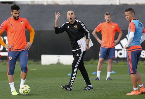 Paco Ayestarán, dirigiendo la sesión en el entrenamiento de ayer del Valencia. 