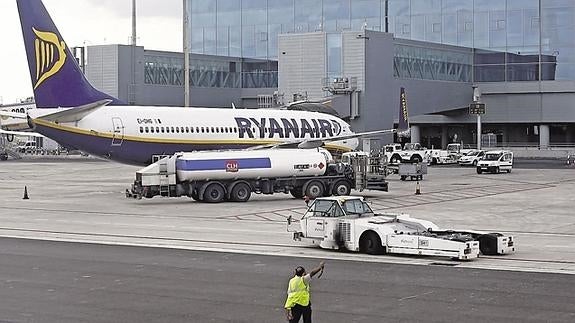 Carga de combustible de un avión de Ryanair en la terminal internacional del aeropuerto de Alicante.