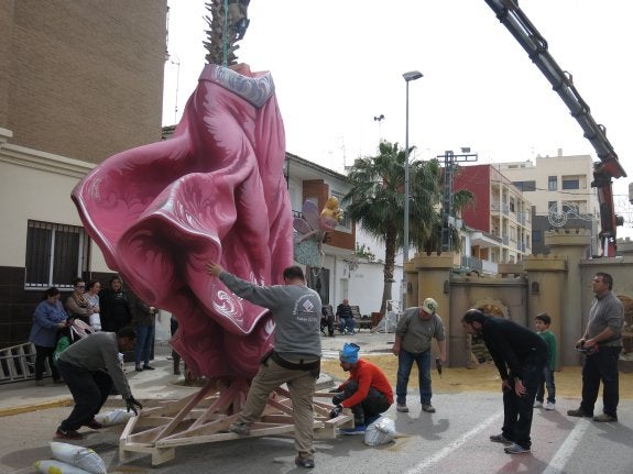 El artista trabaja en el montaje de la falla Els Barris de Turís. :: e. mora