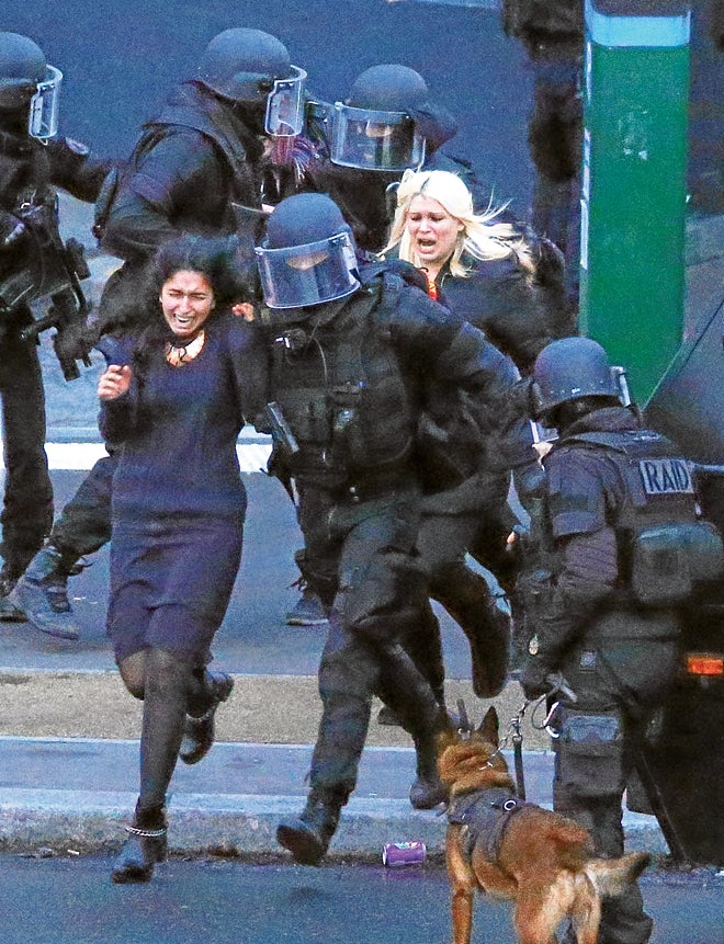 Fuerzas especiales de la policía francesa rescatan a dos mujeres del supermercado tomado por terroristas en enero de 2015.