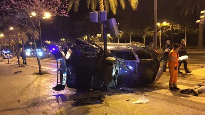 Huyen tras robar en una tienda de telefonía y acaban volcando en el bulevar sur