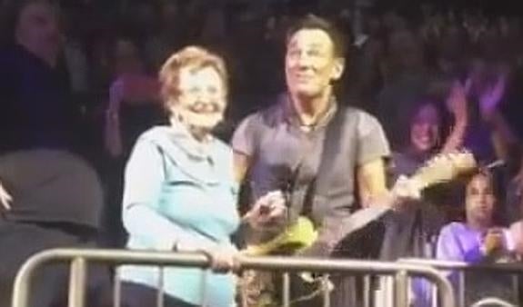 El 'Boss' baila con su madre durante su último concierto